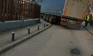 Viraj ratat pe Agricultorilor în Cluj-Napoca. O stradă prea mică pentru un tir aşa de mare