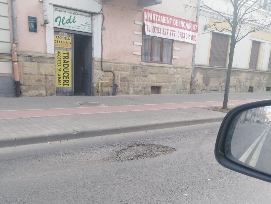 Clujenii îi arată primarului Emil Boc gropile ce răsar chiar în "buricul târgului"