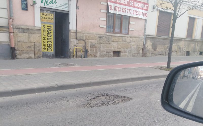 Clujenii îi arată primarului Emil Boc gropile ce răsar chiar în "buricul târgului"