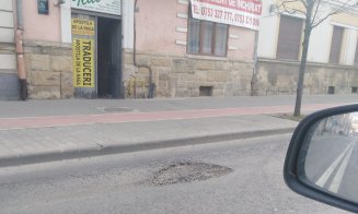 Clujenii îi arată primarului Emil Boc gropile ce răsar chiar în "buricul târgului"