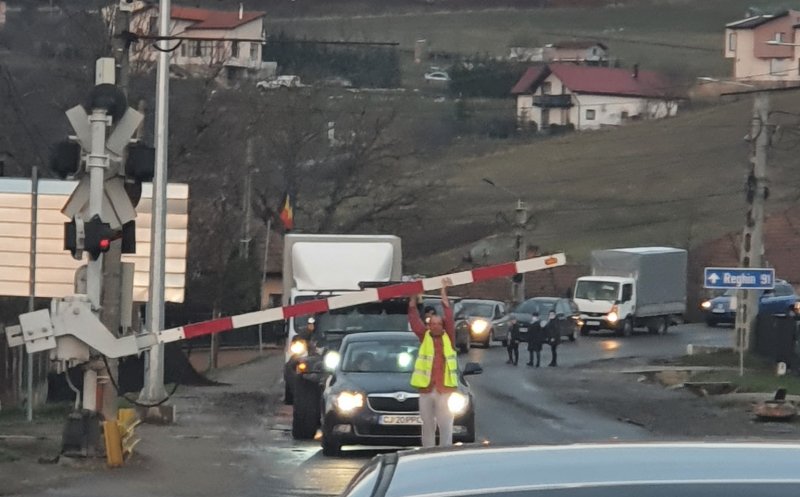 La Cluj, barierele lovite de camioane se ridică manual