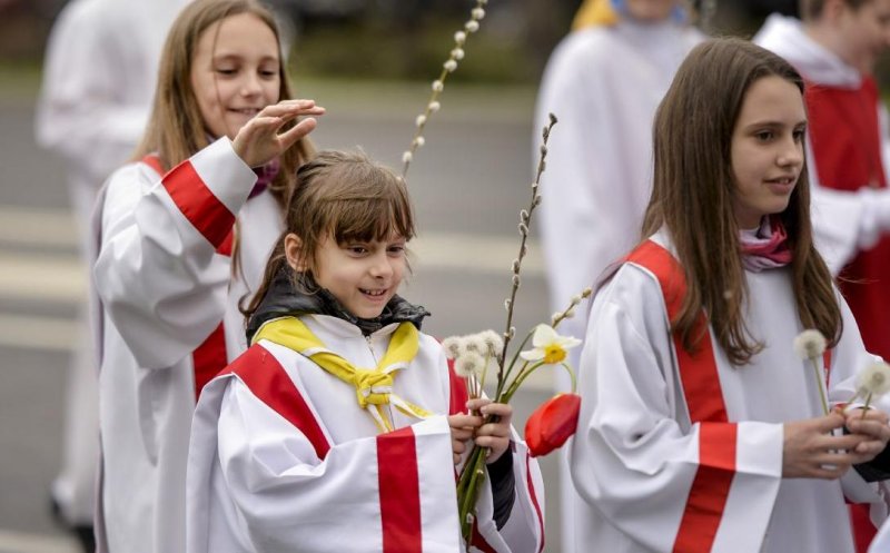 Szeretetben es egeszsegben toltott, aldott Husvetot kivanunk! Paște fericit alături de cei dragi!