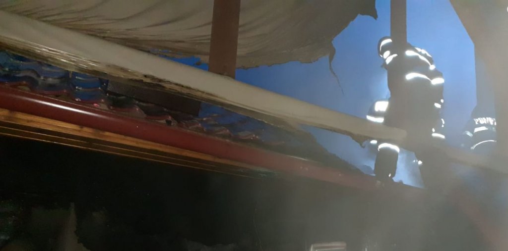 Cabană în flăcări la Măguri Răcătău. Intervenția a durat patru ore