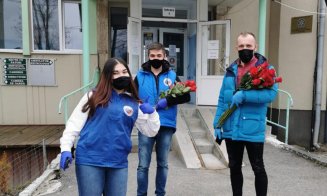 Flori pentru salvatori. Personalul medical din spitale, felicitat de clujeni