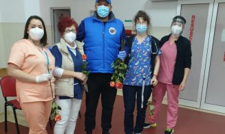 Flori pentru salvatori. Personalul medical din spitale, felicitat de clujeni