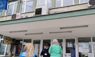 Flori pentru salvatori. Personalul medical din spitale, felicitat de clujeni