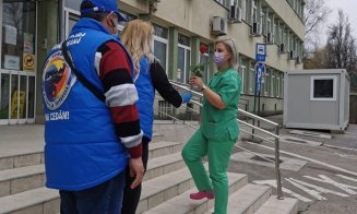 Flori pentru salvatori. Personalul medical din spitale, felicitat de clujeni