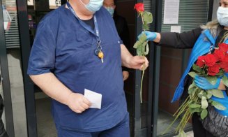 Flori pentru salvatori. Personalul medical din spitale, felicitat de clujeni