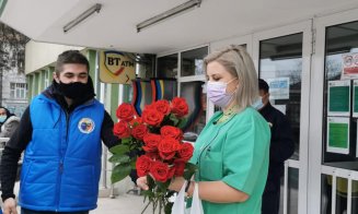 Flori pentru salvatori. Personalul medical din spitale, felicitat de clujeni
