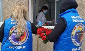 Flori pentru salvatori. Personalul medical din spitale, felicitat de clujeni