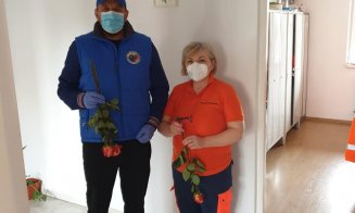 Flori pentru salvatori. Personalul medical din spitale, felicitat de clujeni