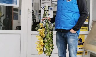 Flori pentru salvatori. Personalul medical din spitale, felicitat de clujeni