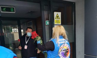 Flori pentru salvatori. Personalul medical din spitale, felicitat de clujeni