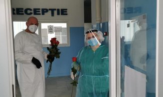 Flori pentru salvatori. Personalul medical din spitale, felicitat de clujeni