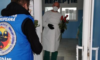 Flori pentru salvatori. Personalul medical din spitale, felicitat de clujeni