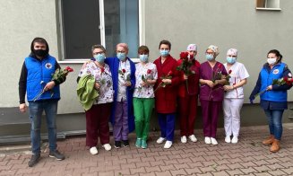 Flori pentru salvatori. Personalul medical din spitale, felicitat de clujeni