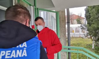 Flori pentru salvatori. Personalul medical din spitale, felicitat de clujeni