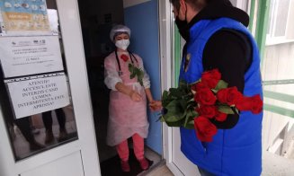 Flori pentru salvatori. Personalul medical din spitale, felicitat de clujeni