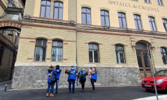 Flori pentru salvatori. Personalul medical din spitale, felicitat de clujeni