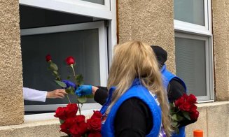 Flori pentru salvatori. Personalul medical din spitale, felicitat de clujeni