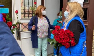 Flori pentru salvatori. Personalul medical din spitale, felicitat de clujeni