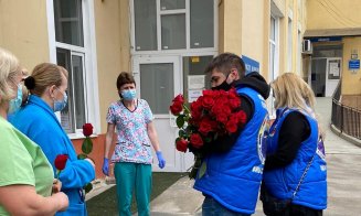 Flori pentru salvatori. Personalul medical din spitale, felicitat de clujeni