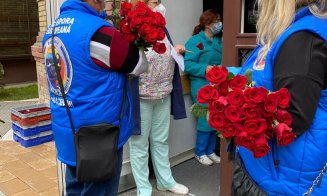 Flori pentru salvatori. Personalul medical din spitale, felicitat de clujeni
