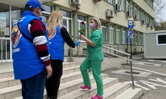 Flori pentru salvatori. Personalul medical din spitale, felicitat de clujeni