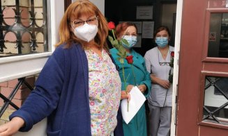 Flori pentru salvatori. Personalul medical din spitale, felicitat de clujeni