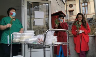 Flori pentru salvatori. Personalul medical din spitale, felicitat de clujeni