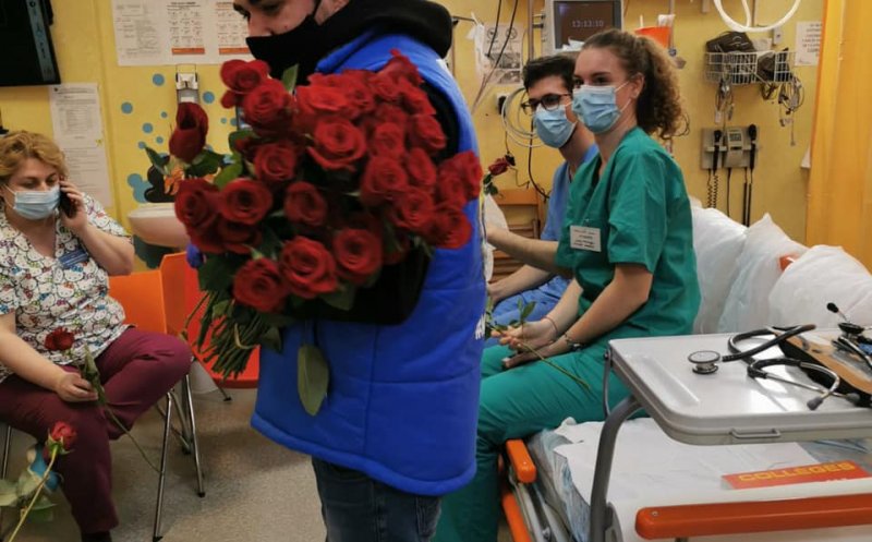 Flori pentru salvatori. Personalul medical din spitale, felicitat de clujeni