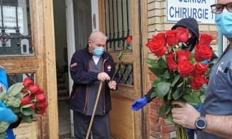 Flori pentru salvatori. Personalul medical din spitale, felicitat de clujeni