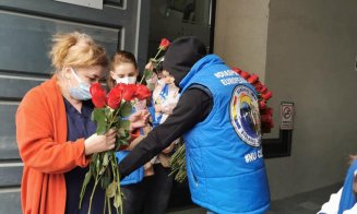 Flori pentru salvatori. Personalul medical din spitale, felicitat de clujeni
