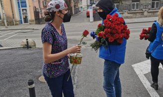 Flori pentru salvatori. Personalul medical din spitale, felicitat de clujeni