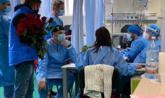 Flori pentru salvatori. Personalul medical din spitale, felicitat de clujeni