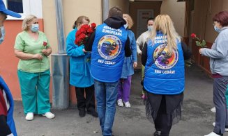 Flori pentru salvatori. Personalul medical din spitale, felicitat de clujeni
