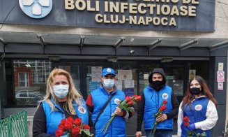 Flori pentru salvatori. Personalul medical din spitale, felicitat de clujeni
