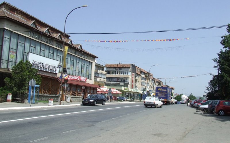Scandal monstru la o pizzerie din Huedin. Un polițist a sărit să-l bată pe patron