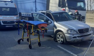 Cluj: Bărbat a rămas încarcerat după ce mașina în care se afla a fost izbită de un TIR