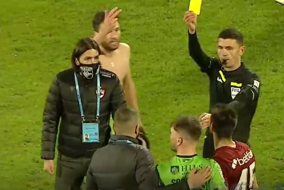 Conflict pe gazon, după CFR Cluj - Dinamo, unde a plouat cu cartonaşe roşii şi galbene. Chiar şi după ultimul fluier al arbitrului