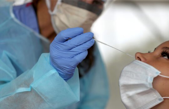 Testarea pentru COVID-19 în farmacii ar putea începe într-o săptămână