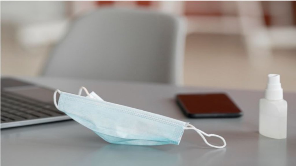 Ne putem infecta de pe suprafețe - are sens să mai dezinfectăm totul? Răspunsul profesorului Cherecheș