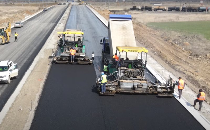 Se toarnă asfalt pe Autostrada A10 Sebeș - Turda, lotul 2, lângă nodul rutier Teiuș