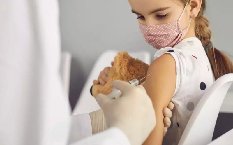 Oxford opreşte testarea vaccinului AstraZeneca pe copii şi adolescenţi. Se vrea lămurită legătura între ser și cheagurile de sânge