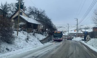 Vremea rea dă de furcă șoferilor clujeni. Zeci de mașini și un autobuz, blocate de polei pe drumul Sălicea - Ciurila