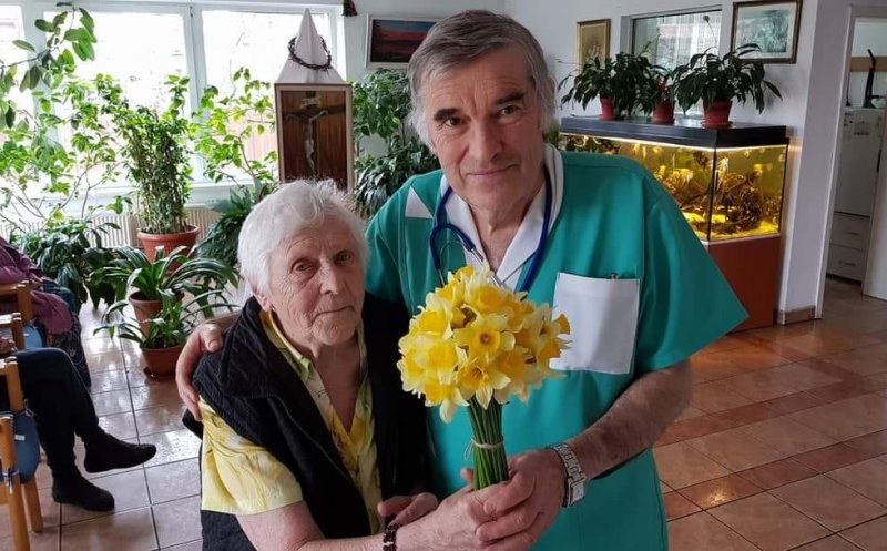 Medic din Cluj și-a tratat pacienții din scaunul cu rotile: "Oxigenul era legat de cărucior, așa am lucrat"