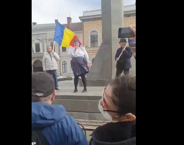 Diana Șoșoacă, la protestul anti restricţii de la Cluj! A participat şi Funar, iar între manifestanţi se aflau copii cu pancarte