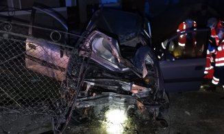 Accident grav la Cluj. A dat ras un stâlp cu mașina și s-a oprit în curtea unei case