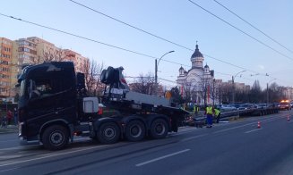 Nervii clujenilor puşi la încercare de hărnicia celor care spală străzile sau lansează tramvaie pe şine chiar înainte de ora 20