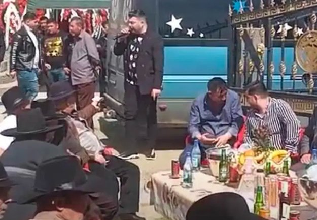 Înmormântare fără măşti, cu petrecere și lăutari la o familie de gabori din Câmpia Turzii, oraşul cu rată de infectare de peste 8 la mie